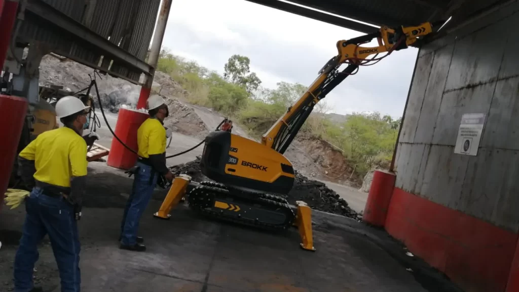 Reducción del tiempo de parada en hornos de cemento mediante demolición robótica con robots Brokk